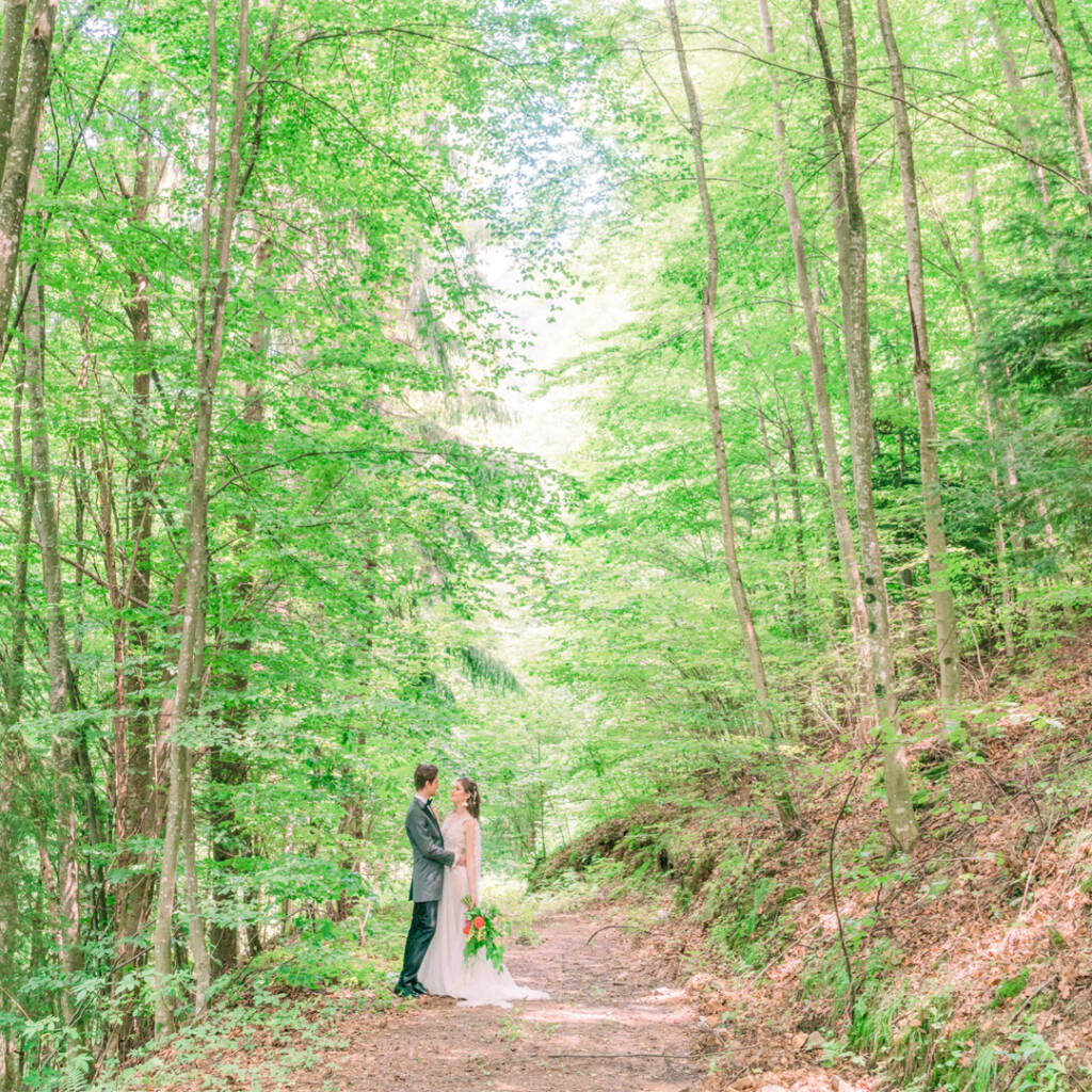 Connect with nature: wedding photoshooting deep in the forest